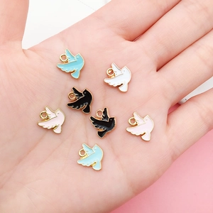 Petits pendentifs oiseaux colorés en alliage et émail pour bijoux faits maison
