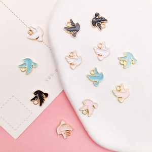 Détail macro de pendentifs oiseaux en émail avec placage doré pour bijoux DIY