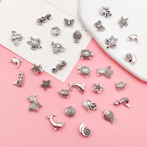 Detailopname van zilveren zeedierkralen voor doe-het-zelf sieraden en armbanden maken