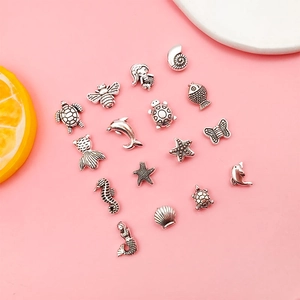 Macro-detail van diverse vintage zilveren zeedier-bedeltjes voor DIY-sieraden maken