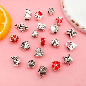 Pack de 20 dijes de plata antigua para pulseras DIY con diseños de corazón rojo y búho