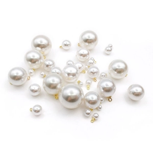 Surtido de colgantes de perlas blancas con tapas doradas para creación de joyas DIY