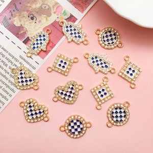 Colgantes esmaltados a cuadros azul y blanco con strass para hacer joyas DIY