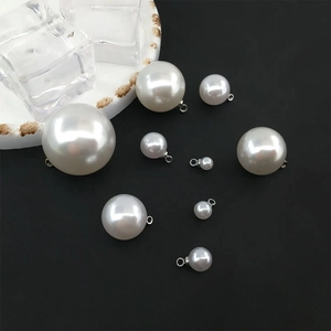 Colgantes de perlas blancas brillantes de varios tamaños con aros de metal para joyería DIY