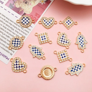 Detalle de conectores de joyería en esmalte a cuadros azules y blancos con pedrería