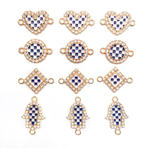 Conectores de joyería corazón y hamsa a cuadros azul y blanco bañados en oro con pedrería