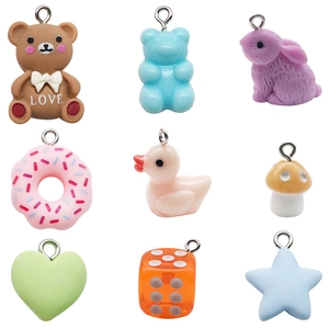 Assortimento di ciondoli fai-da-te in resina con orsetti, anatre e ciambelle colorati