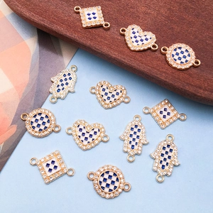 Colgantes Hamsa y corazón con patrón de cuadros azul y blanco con cristales brillantes