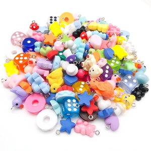 Assortimento di ciondoli colorati in resina per la creazione di gioielli fai da te