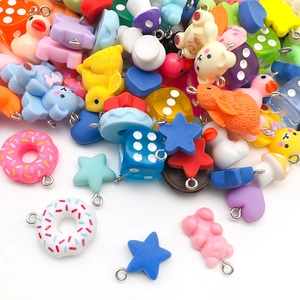 Assortimento di ciondoli in resina colorati tra cui animali, ciambelle e stelle con anelli