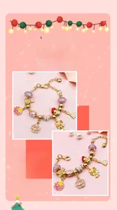 Detalle de la pulsera rosa del calendario de Adviento con dijes de Papá Noel y árbol