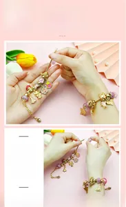 Detalle de set de pulsera navideña DIY rosa con dijes festivos y cadenas de serpiente