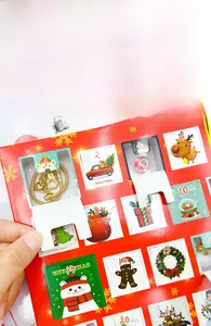 Detalle del calendario de adviento con pulsera dorada y colgantes navideños festivos