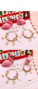 Calendario de adviento de joyería rosa y oro con dijes festivos y pulseras de moda