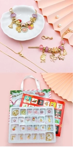 Vista macro del calendario de Adviento de Navidad con joyas rosas y pulseras de dijes