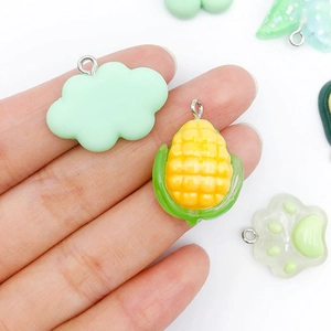 Grüne Harz-Anhänger in Wolken- und Maisform mit Metallringen für DIY-Schmuck