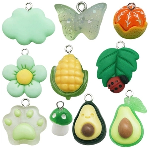 Grünes Harz-Anhänger-Set mit Avocado, Katzenpfote und Schmetterlingsformen mit Metallringen