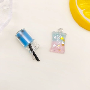 Dettagli dei ciondoli in resina per bubble tea e dolci con glitter e anelli metallici
