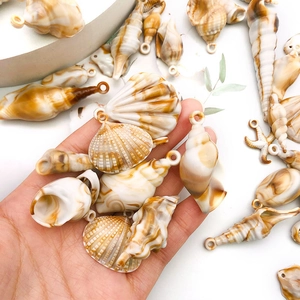 Pendentifs coquillages en acrylique marbré ambre pour la création de bijoux artisanaux