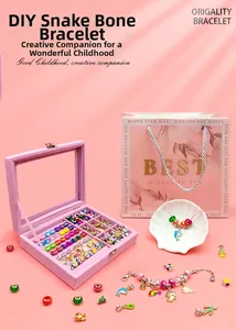 Détails du kit de bracelets DIY avec perles colorées, pendentifs et boîte à bijoux rose