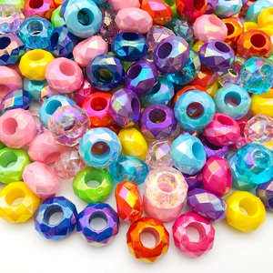 Gros plan de perles en résine facettées 8x14mm multicolores à grands trous pour DIY