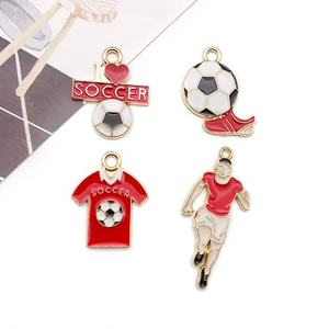 Dettaglio dei ciondoli da calcio in smalto con maglie e figure di giocatori