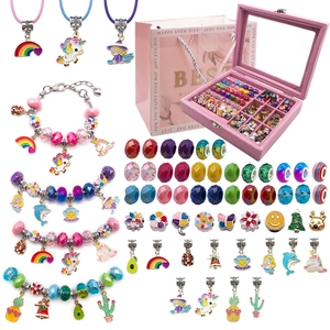 Kit de fabrication bijoux fille avec boîte en velours rose et perles de licorne