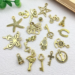 Platliggende weergave van gouden bedels voor doe-het-zelf sieraden op witte achtergrond