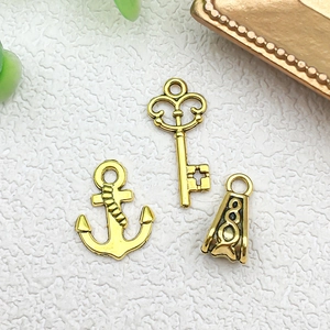 Gedetailleerd zicht op antiek gouden anker en vintage sleutelhangers voor DIY sieraden maken