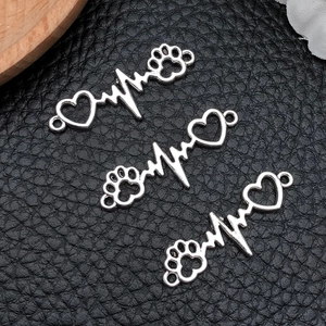 Macro-opname van drie antiek zilveren legering hartslag en hart sieraden connectoren voor DIY