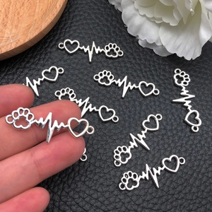 Zilveren hartslag en pootafdruk bedels voor DIY sieraden maken op zwart leer