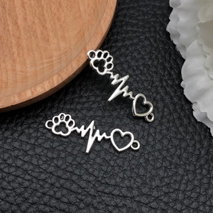 Macro detail van verzilverde hart en poot bedeltjes van legering voor DIY-sieraden