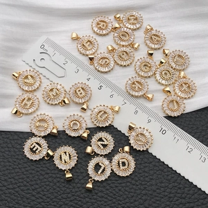 Ciondolo tondo 15x21mm placcato oro con lettere A-Z in zircone per creazione gioielli