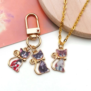 Coffret de charms chat mignon avec porte-clés doré et collier aux motifs émaillés