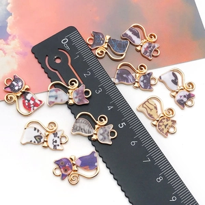 Charmants pendentifs chat en émail et alliage aux motifs variés avec règle de mesure