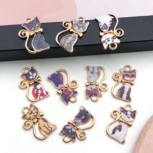 Gros plan de pendentifs chat en alliage coloré avec bordure dorée pour bijoux DIY