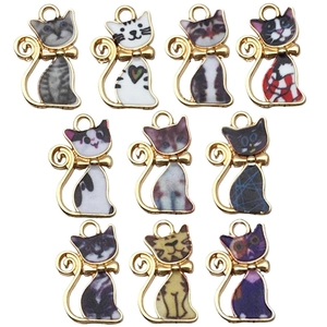 Lot de 10 pendentifs chat en émail avec divers motifs colorés et une finition dorée élégante