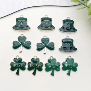 Vue détaillée des pendentifs trèfle en émail vert et chapeau pour bijoux artisanaux