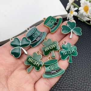 Gros plan de breloques trèfle et chapeau pour la création de bijoux DIY de la Saint-Patrick