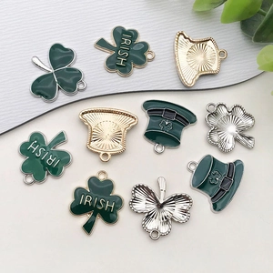 Détails macro de pendentifs trèfles irlandais et chapeaux en émail pour bijoux DIY