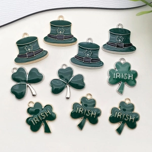 Détails macro des pendentifs trèfles et chapeaux émaillés pour la Saint-Patrick