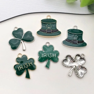 Lot de breloques DIY Saint-Patrick avec chapeaux irlandais verts et trèfles à quatre feuilles