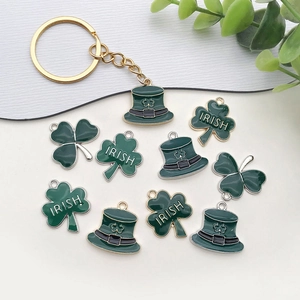 Détails de trèfles irlandais et chapeau vert avec porte-clés doré sur surface beige