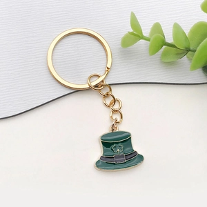 Porte-clés de la Saint-Patrick avec chapeau vert et trèfle sur un anneau doré
