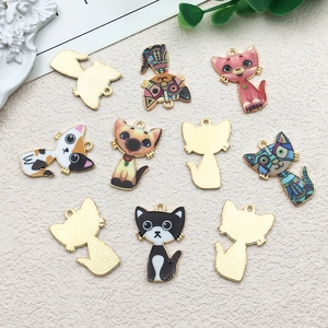 Vue à plat de divers pendentifs chat en alliage pour bijoux DIY avec bords dorés