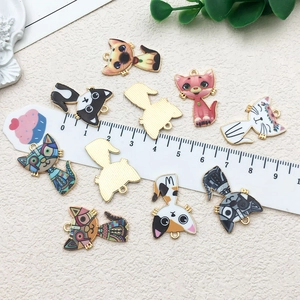 Lot de 10 pendentifs chats debout en émail et plaqué or KC coloré de 17x26mm
