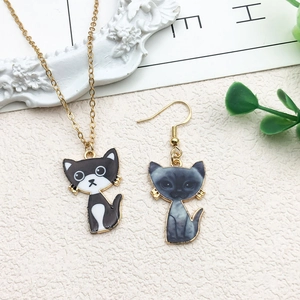 Parure de bijoux chat en alliage doré avec pendentif en émail et boucles d'oreilles