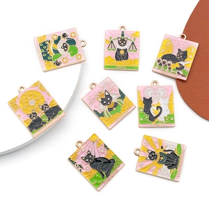 Vue détaillée de huit pendentifs de tarot chat noir colorés en alliage avec émail
