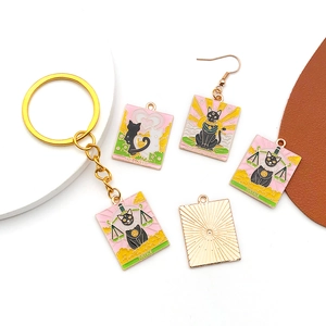 Pendentifs tarot chat noir en émail avec motifs Les Amants, La Papesse et La Justice