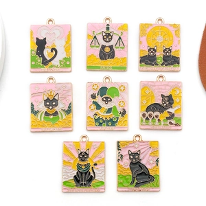 Lot de huit breloques émaillées en forme de chat noir tarot avec bords dorés polis